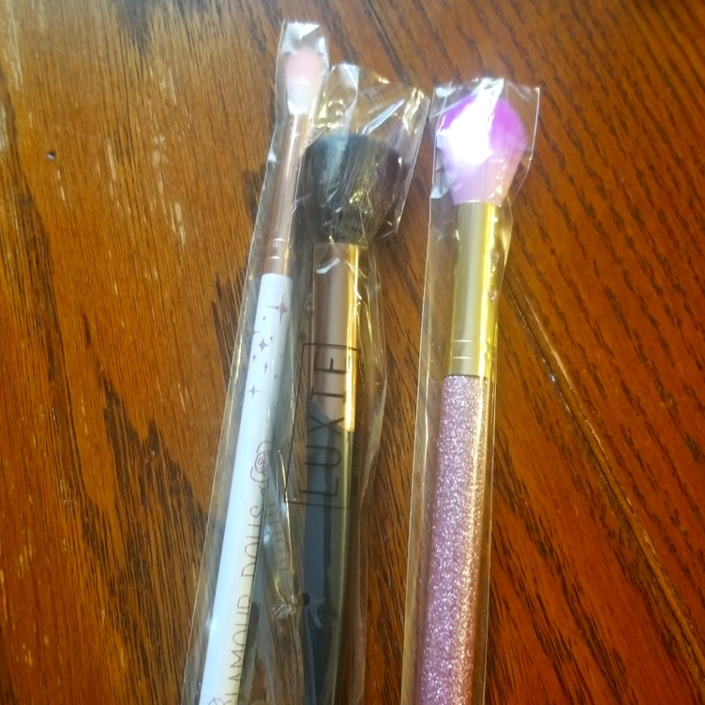 Lot of 3 makeup brushes